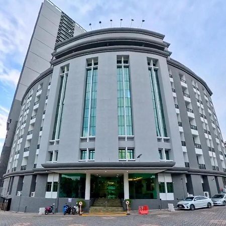 Stallions Suites Penang Jelutong Buitenkant foto