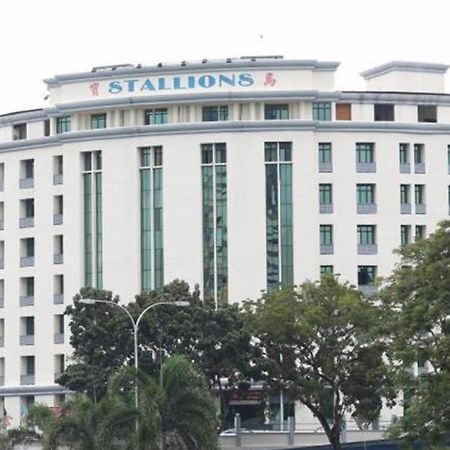 Stallions Suites Penang Jelutong Buitenkant foto