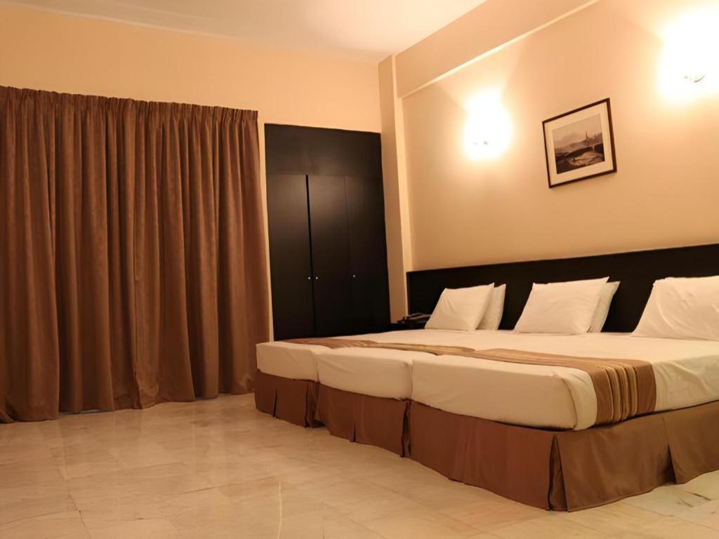 Stallions Suites Penang Jelutong Buitenkant foto