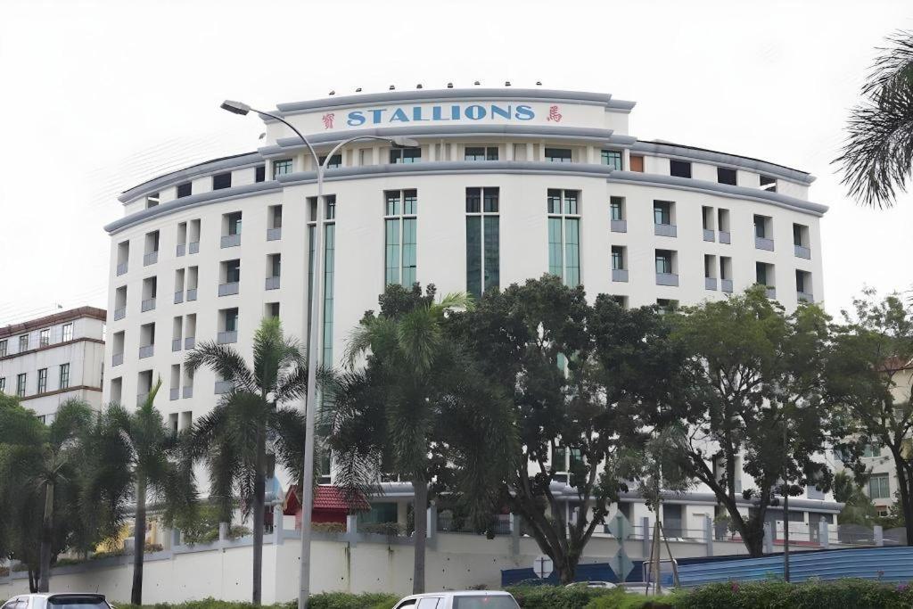 Stallions Suites Penang Jelutong Buitenkant foto
