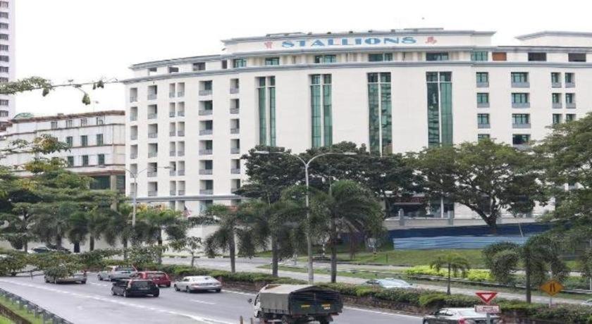 Stallions Suites Penang Jelutong Buitenkant foto