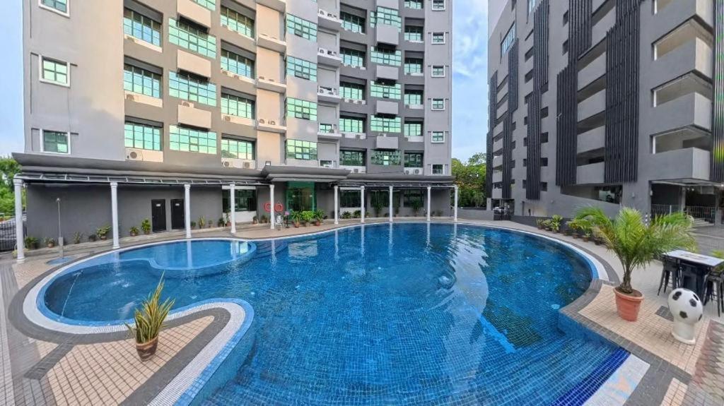 Stallions Suites Penang Jelutong Buitenkant foto