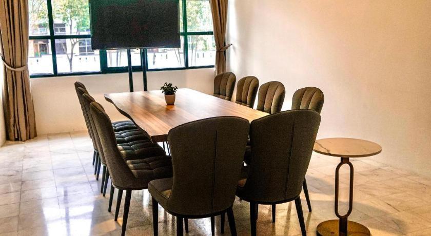 Stallions Suites Penang Jelutong Buitenkant foto