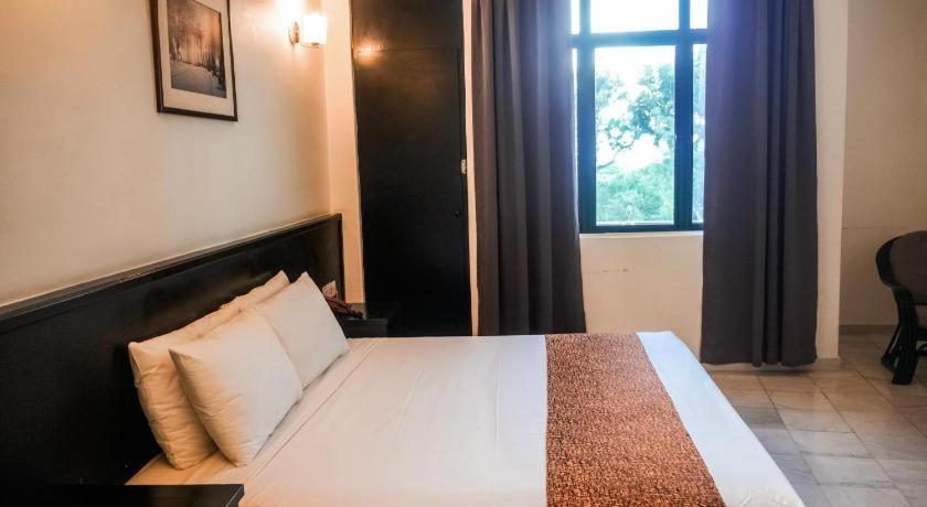 Stallions Suites Penang Jelutong Buitenkant foto