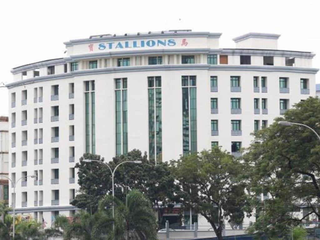 Stallions Suites Penang Jelutong Buitenkant foto