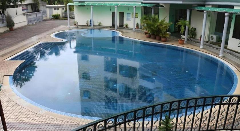 Stallions Suites Penang Jelutong Buitenkant foto