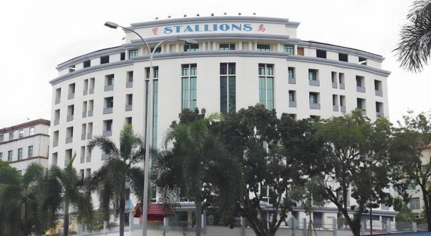 Stallions Suites Penang Jelutong Buitenkant foto