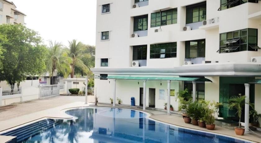 Stallions Suites Penang Jelutong Buitenkant foto