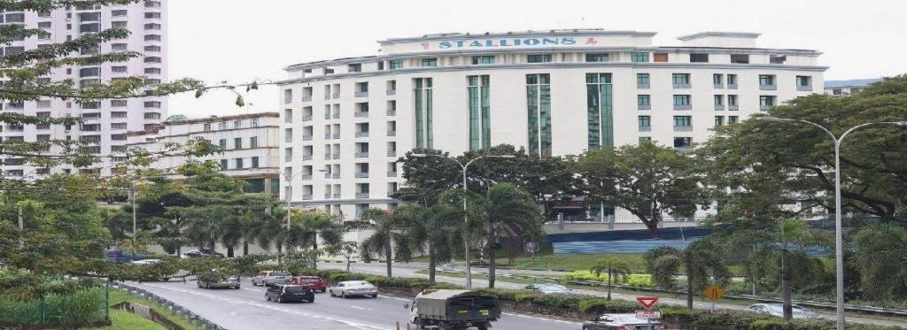 Stallions Suites Penang Jelutong Buitenkant foto