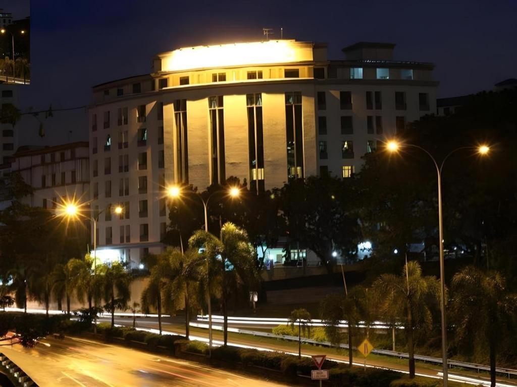 Stallions Suites Penang Jelutong Buitenkant foto