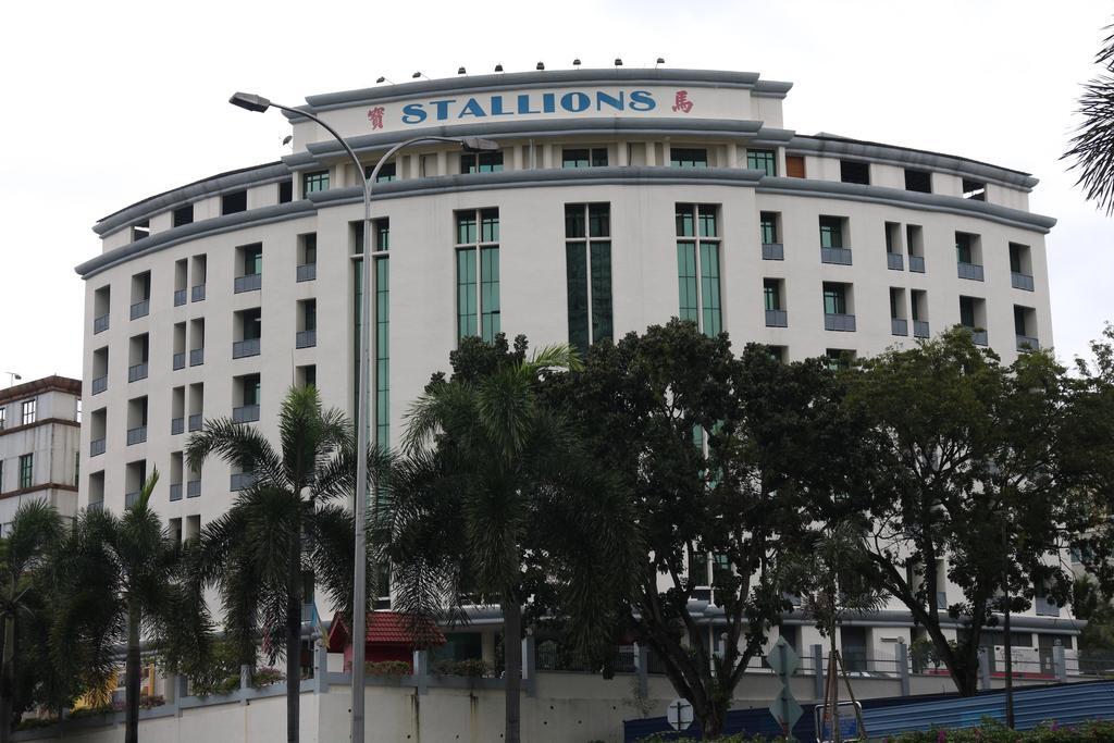 Stallions Suites Penang Jelutong Buitenkant foto